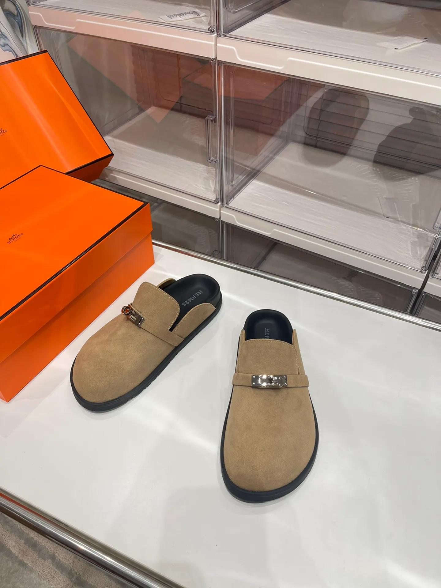 [H Family Hermès] P: 540💰 Size: Male 39-44 (45 46 customized) Female 35-40 (41 42 customized) HERMES Hermès latest kelly buckle couple style Birkenstock slippers, classic family language design! It looks good no matter how you match it! Casual and high-end feeling, the comfort is also great, paired with a variety of colorful socks, it gives a trendy and high-end feel ●Upper: imported cow suede ●Inner: imported sheepskin ●Foot pads: imported mixed sheepskin ●Outsole: Tpu non-slip and wear-resistant outsole